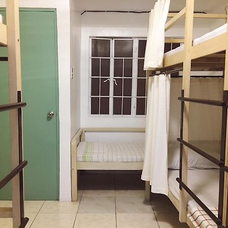 1 River Central Hostel Makati City Phòng bức ảnh