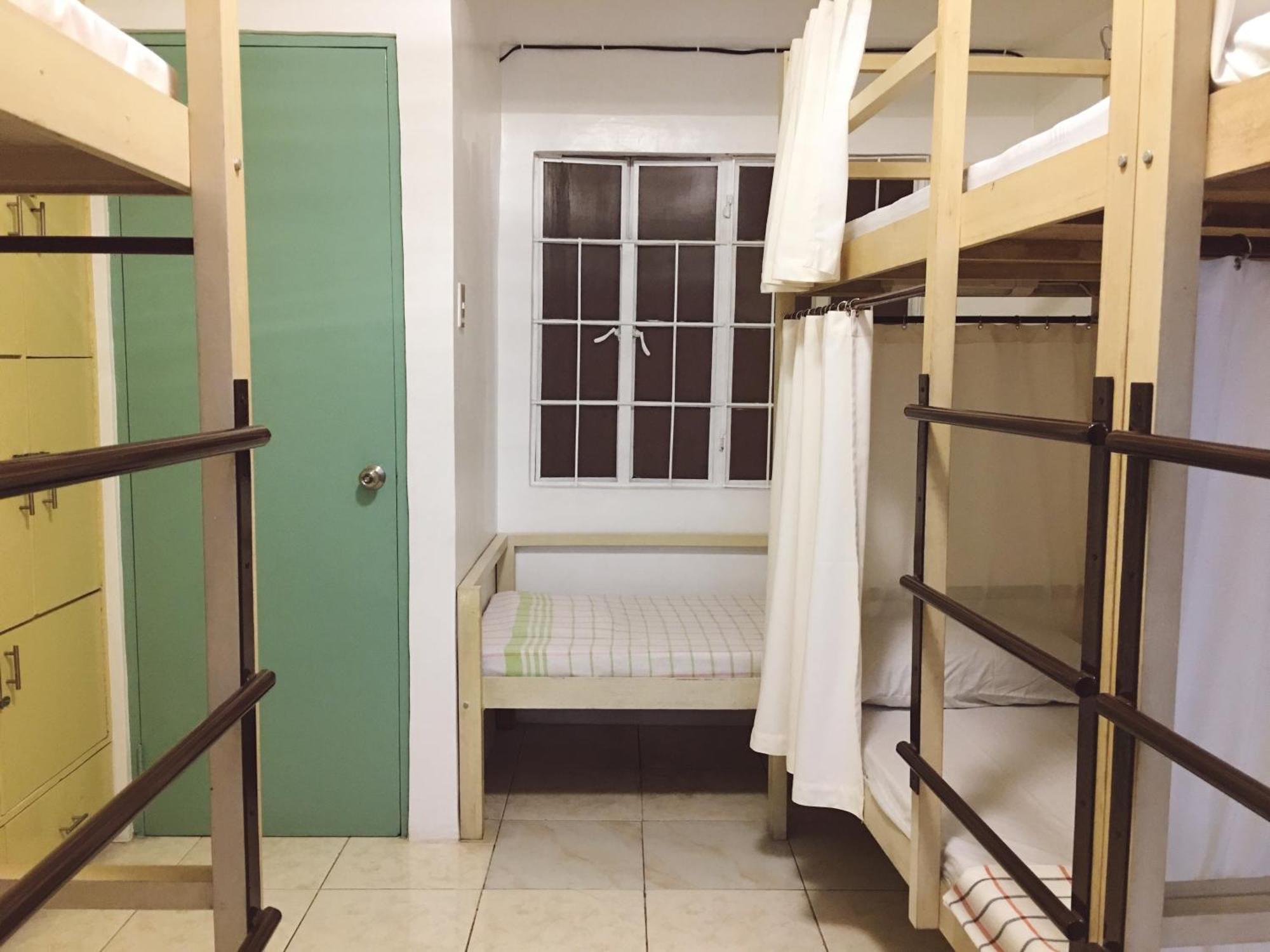 1 River Central Hostel Makati City Phòng bức ảnh