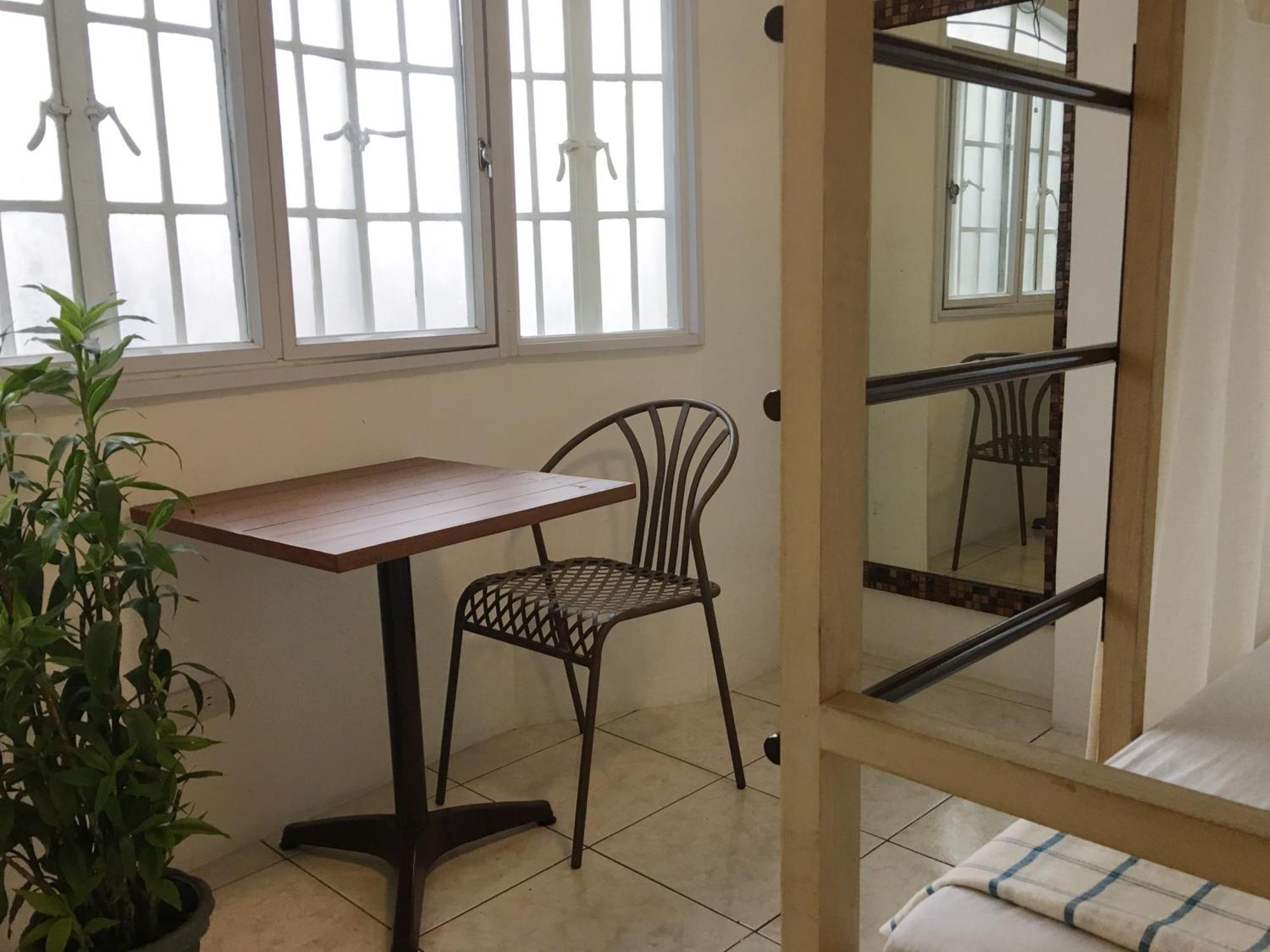1 River Central Hostel Makati City Phòng bức ảnh