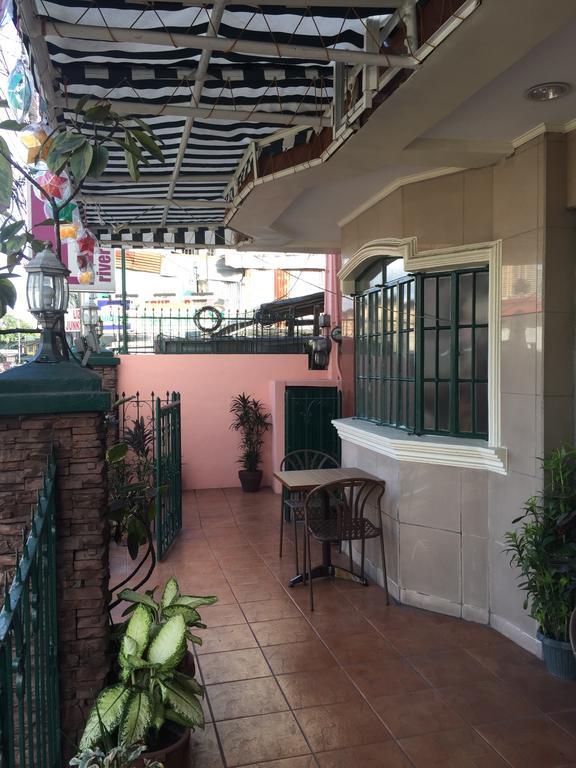 1 River Central Hostel Makati City Ngoại thất bức ảnh