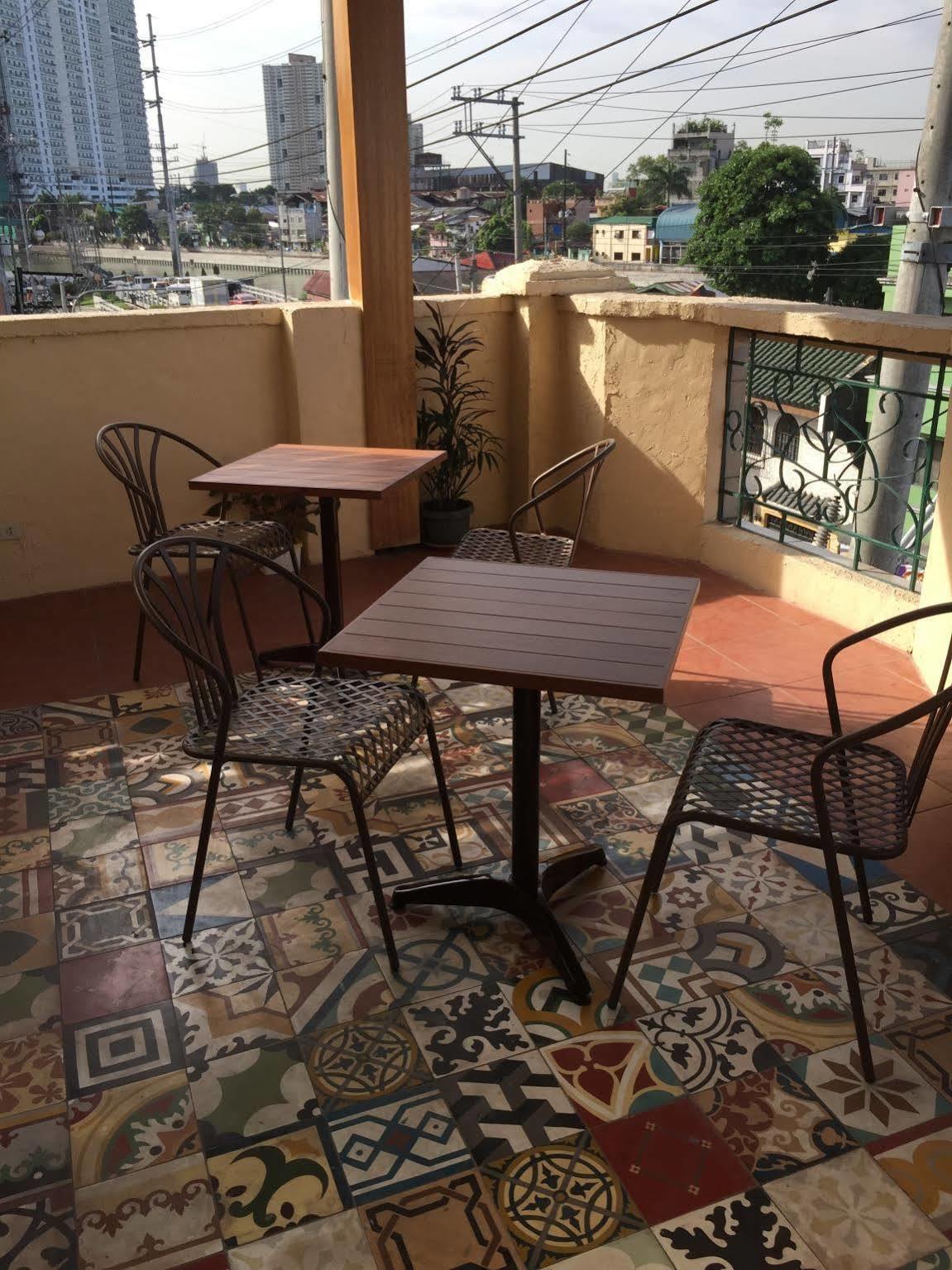 1 River Central Hostel Makati City Ngoại thất bức ảnh