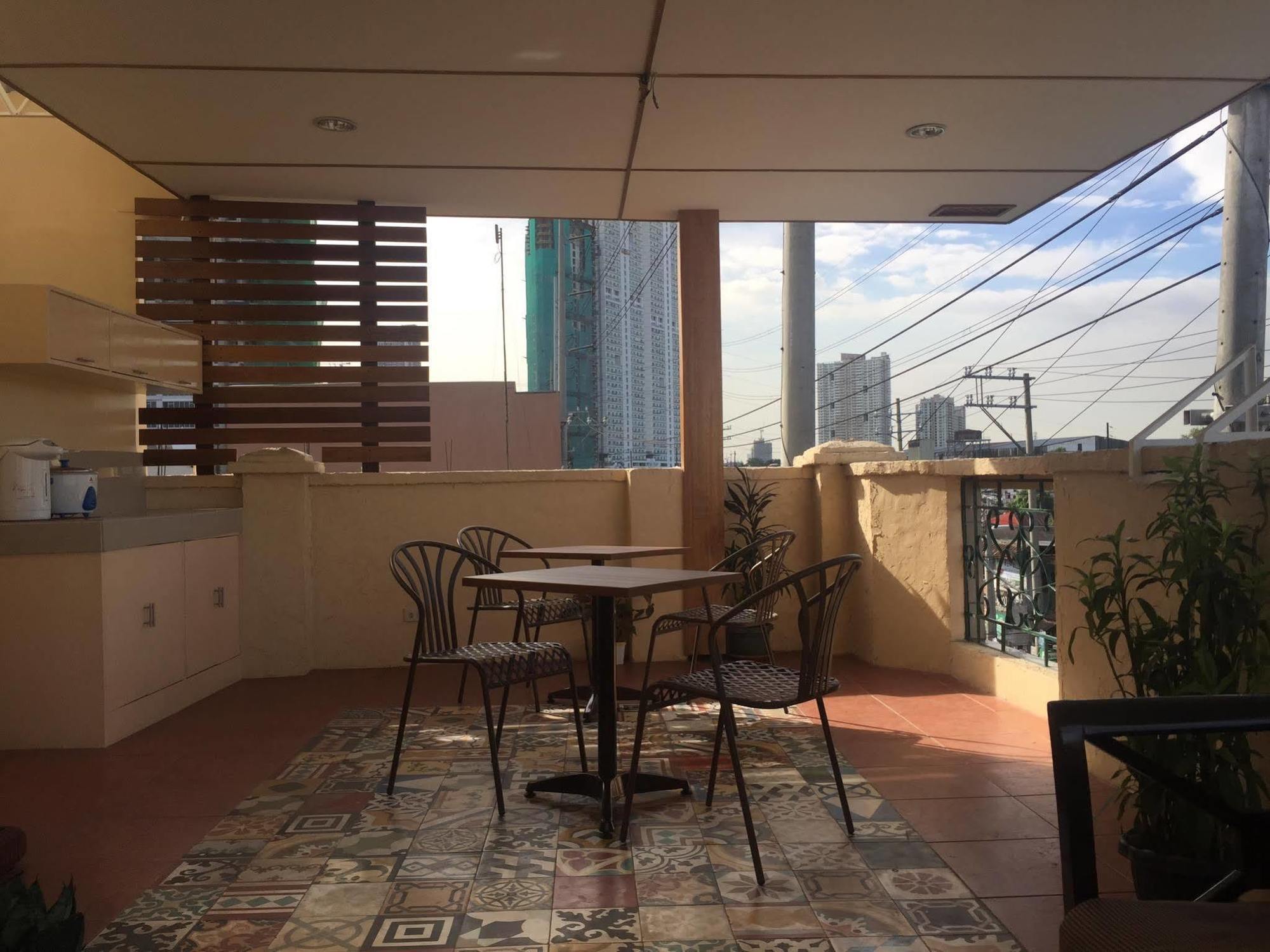 1 River Central Hostel Makati City Ngoại thất bức ảnh